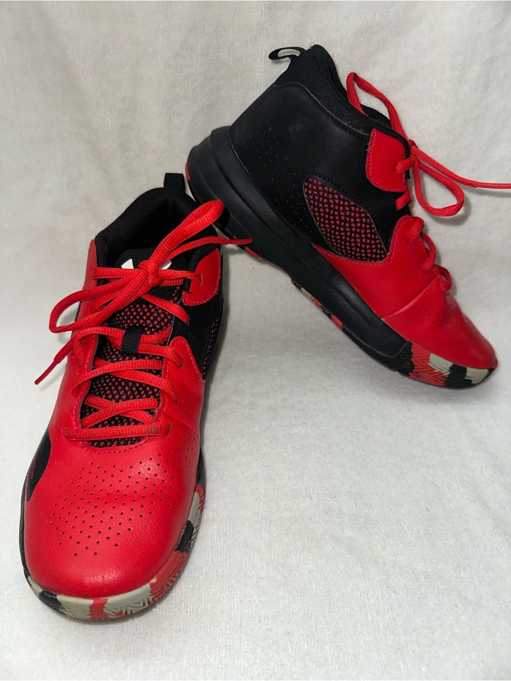 Under Armour Kids Red and Black Basketball Sneakers Hungry Humble Size 6 Youth